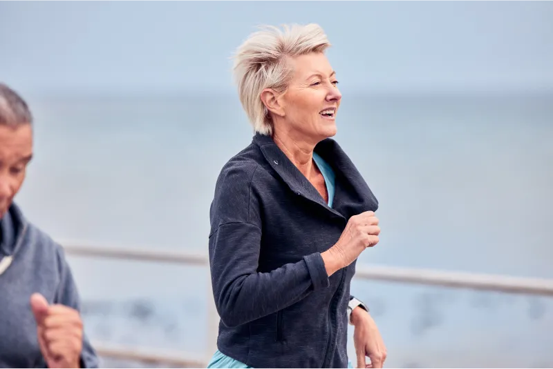 foto di donna di mezza età che corre all'aperto