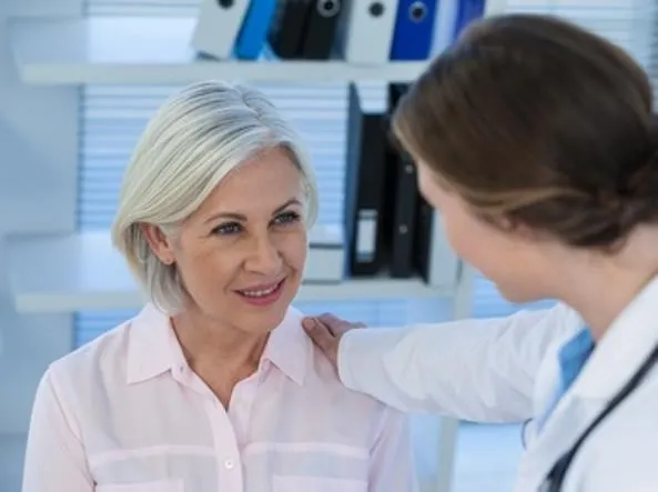 foto di donna che sta parlando con un medico