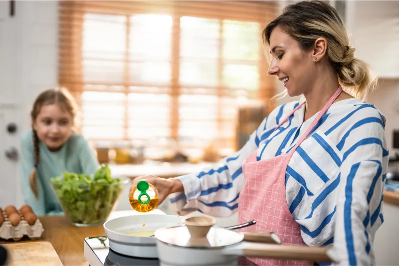 foto di donna che cucina