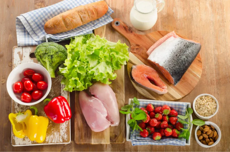 vari alimenti appoggiati su una tavola in legno