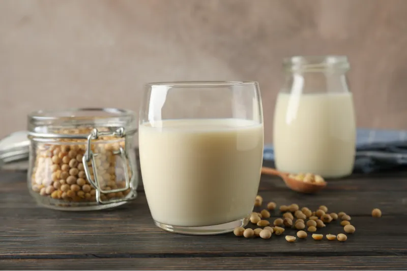 Bicchiere con latte vegetale di soia