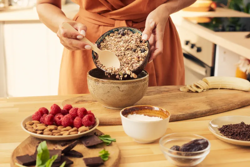 Donna che prepara il muesli per la colazione