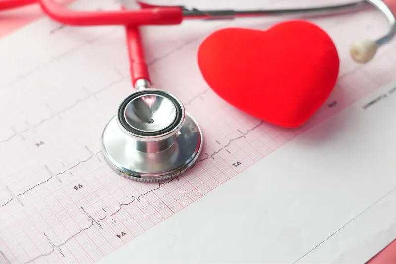 Stetoscopio con cuore rosso ed elettrocardiogramma