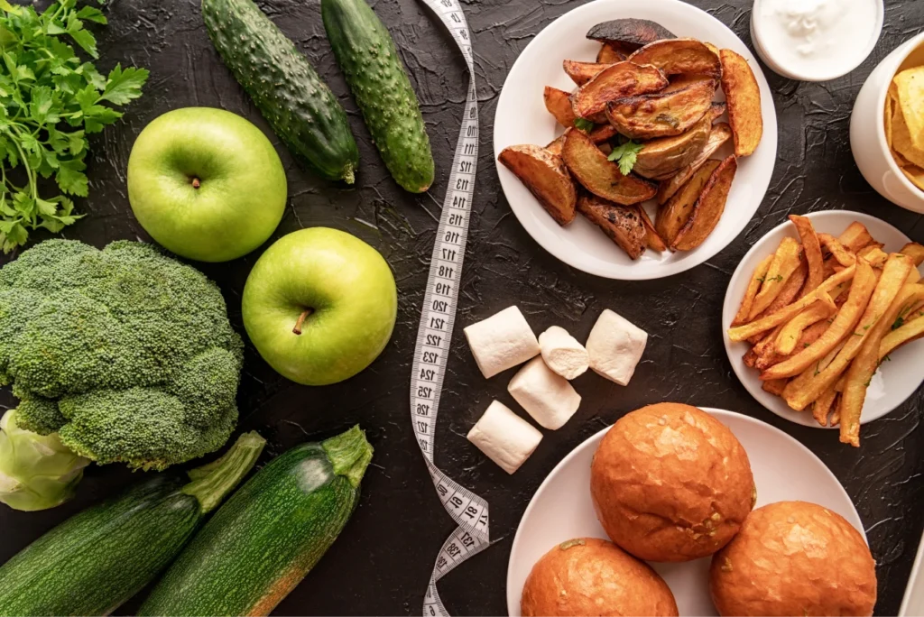 Confronto tra scelte alimentari: verdure fresche da un lato, cibi più pesanti dall'altro.