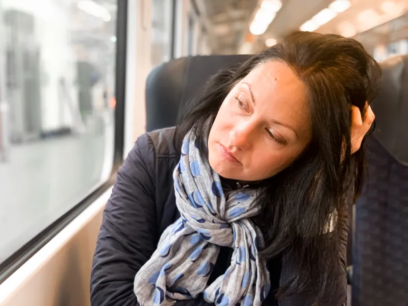 Donna con sonnolenza e malessere generale