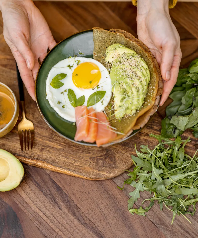piatto contenente uova salmone e avocado