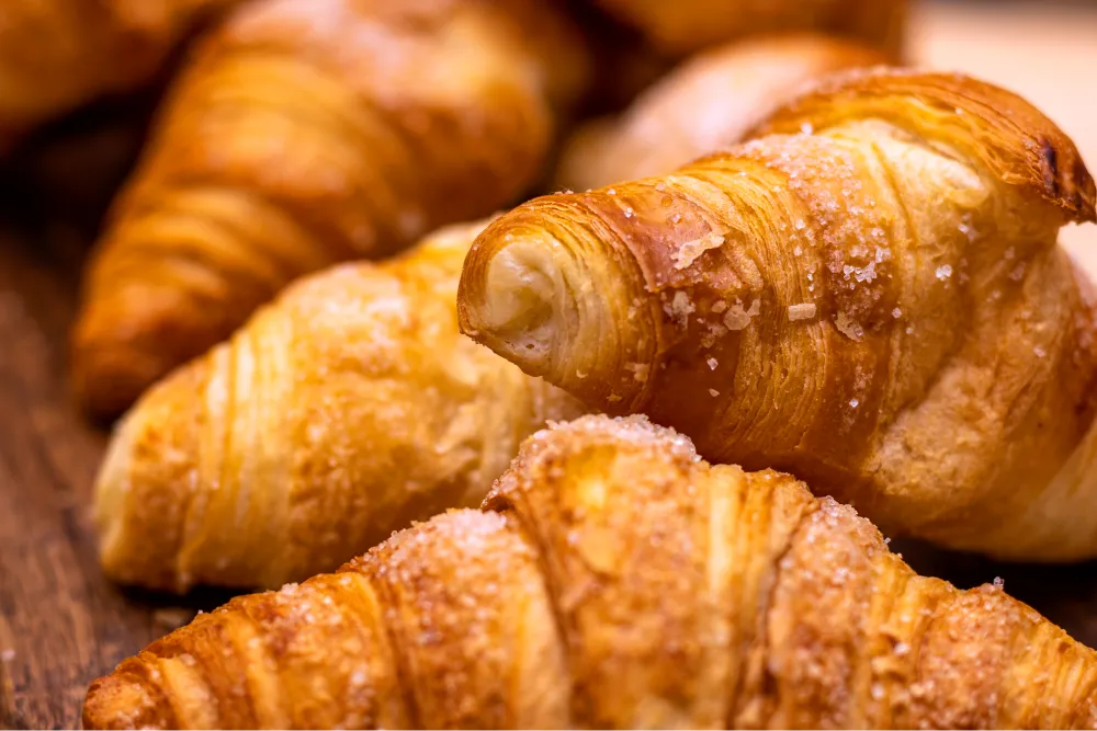 foto di colazione tipica italiana con brioche