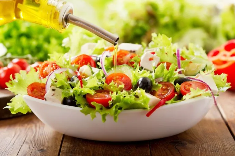 Insalatona con pomodori, lattuga e un giro d'olio per la pausa pranzo