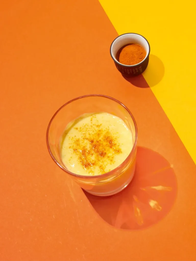 Frullato di yogurt, banana e curcuma