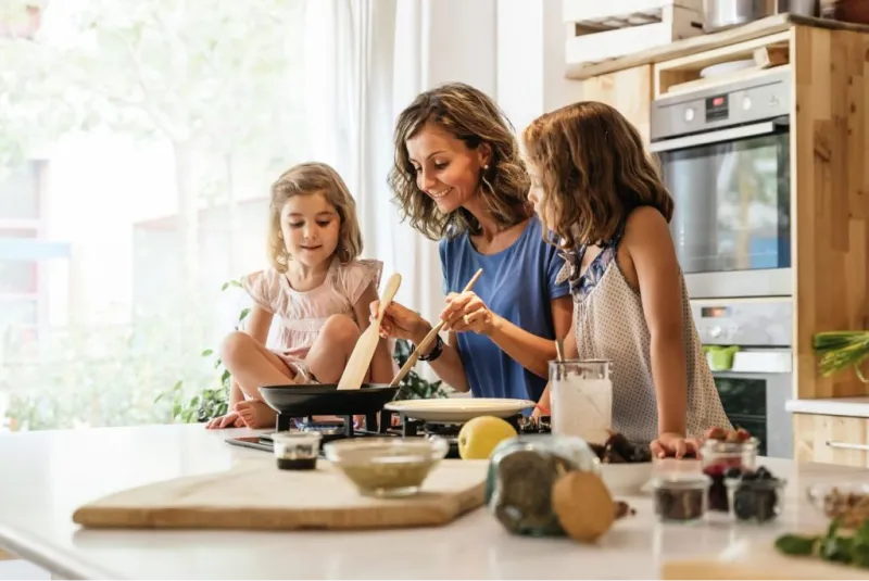 Mamma e figlie cucinano insieme