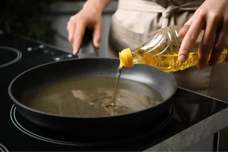 Olio versato nella padella per friggere
