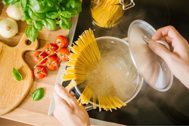 Spaghetti che cuociono nell'acqua bollente