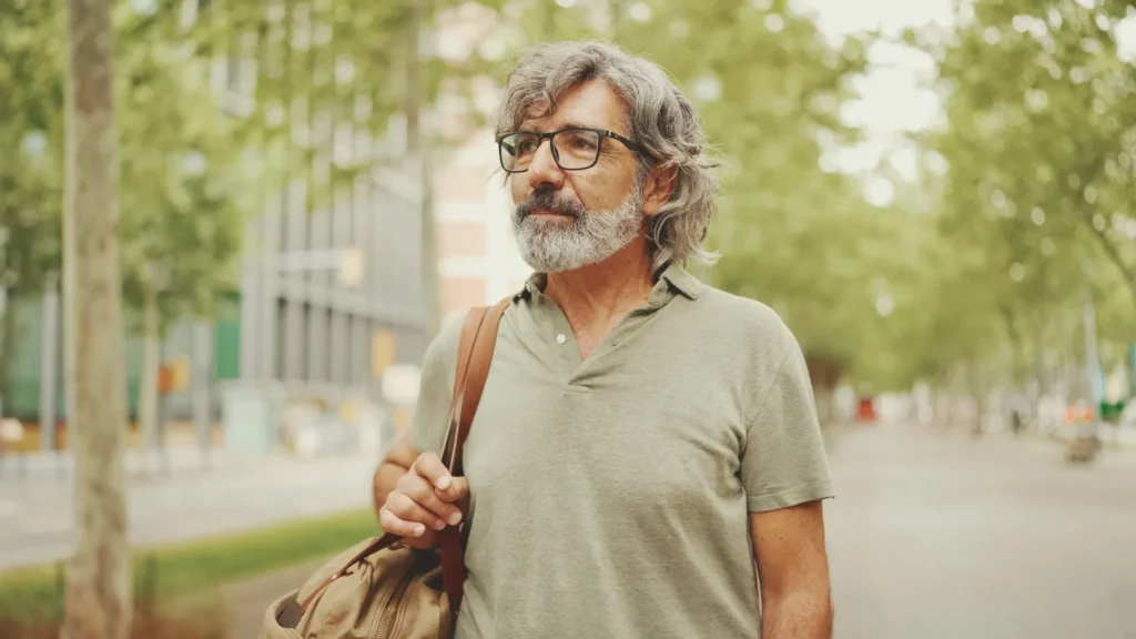 foto di uomo di mezza età che passeggia