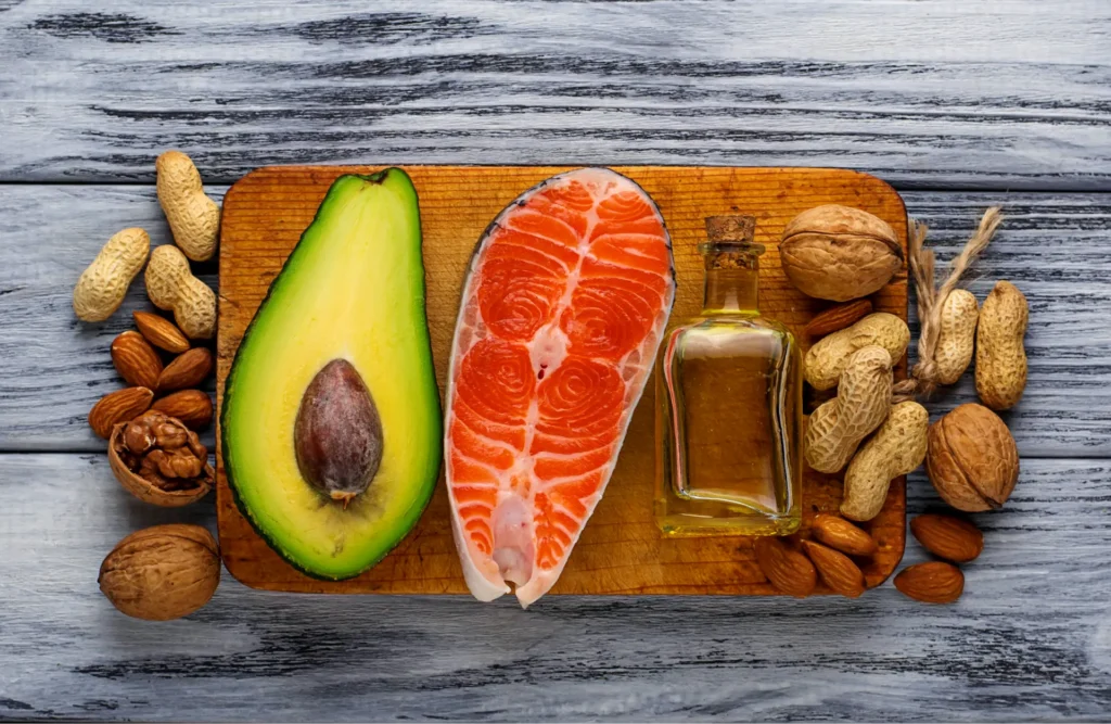 Avocado, salmone, noci e frutta secca, cibi ricchi di grassi