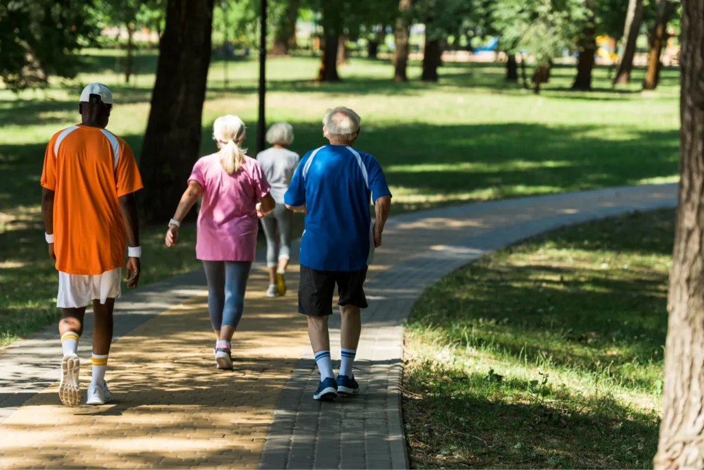 foto di persone che camminano