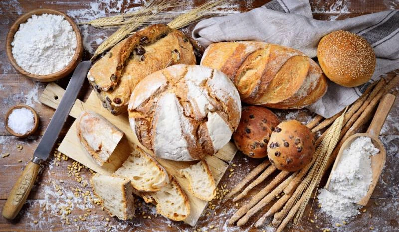 Vari tipi di panificati: pane, grissini, pane dolce