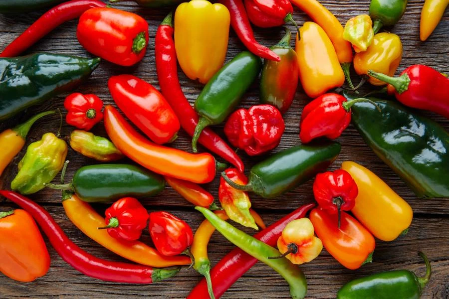 Peperoni di forme e varietà diverse