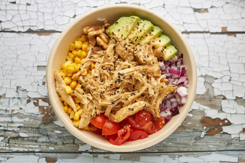 foto di poke con mais, tonno, cipolla, avocado e pomodorini