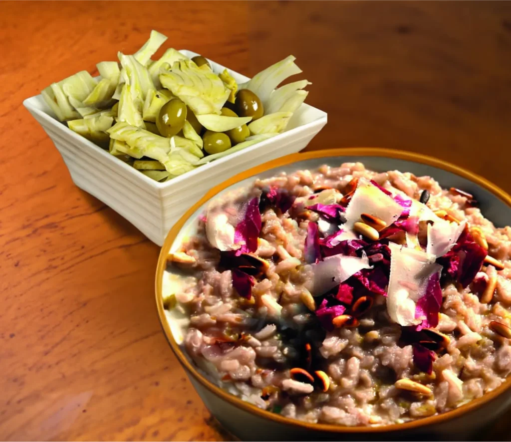 Piatto con riso rosso con radicchio rosso, porro e pinoli e ciotola con finocchio con olive verdi
