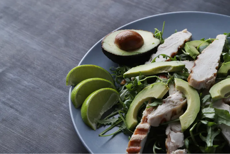 Insalata di pollo e avocado