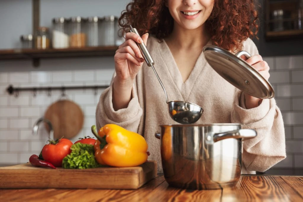 Donna che prepara una pietanza consentita dalla sua dieta