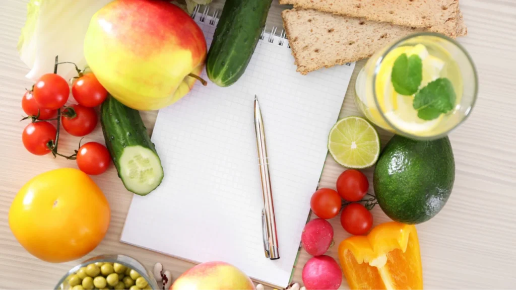 Carta e penna pronti per preparare la lista della spesa secondo l'alimentazione molecolare