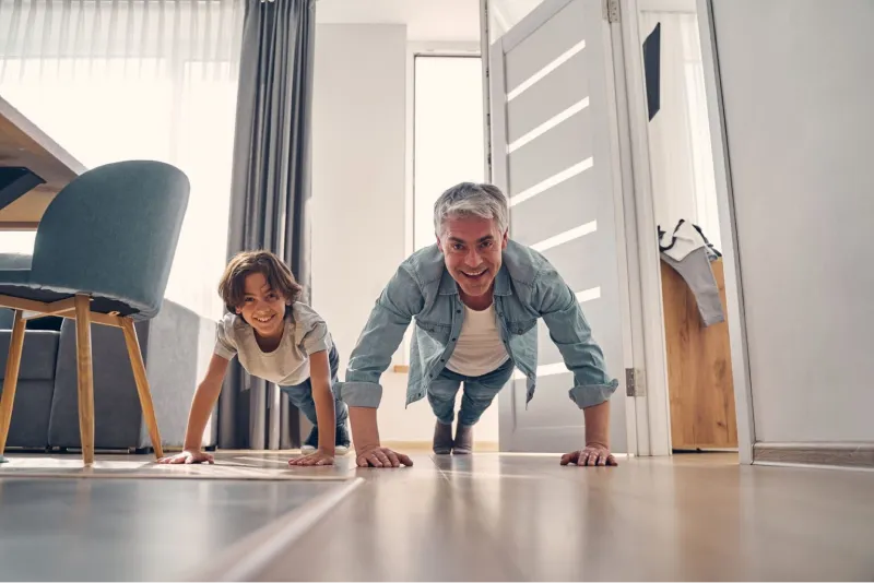 foto di papà e figlio che si allenano