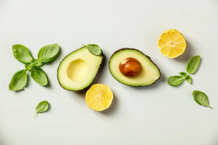 immagine di Avocado con limone e basilico