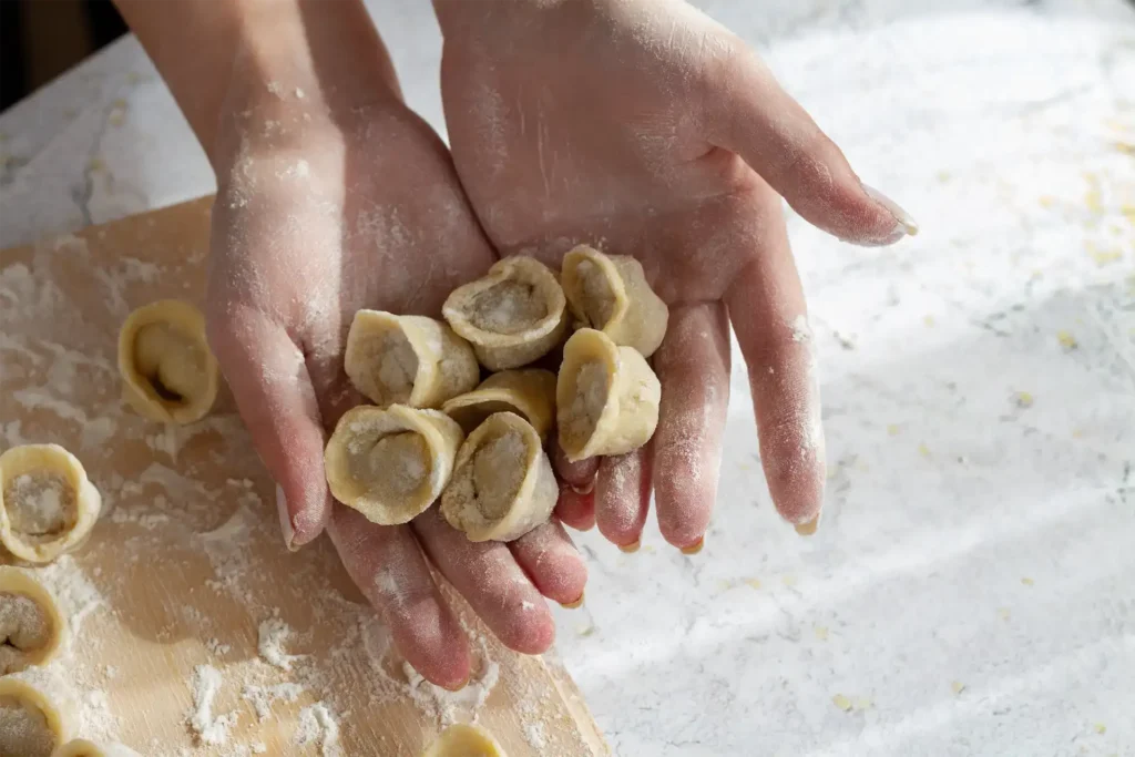 persona con in mano i cappelletti