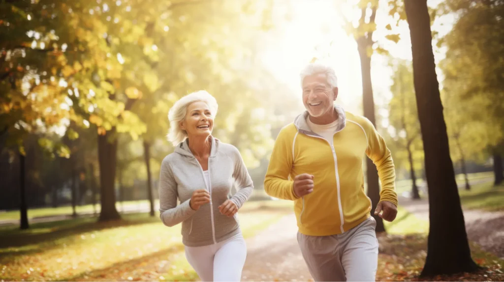 Una coppia di persone anziane che fa jogging nel parco