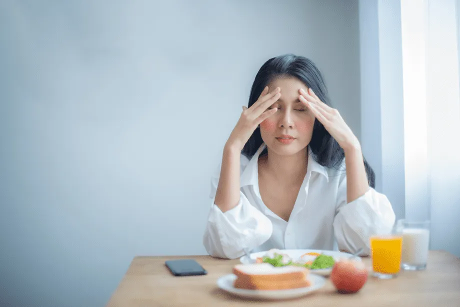 donna che mangia vegano
