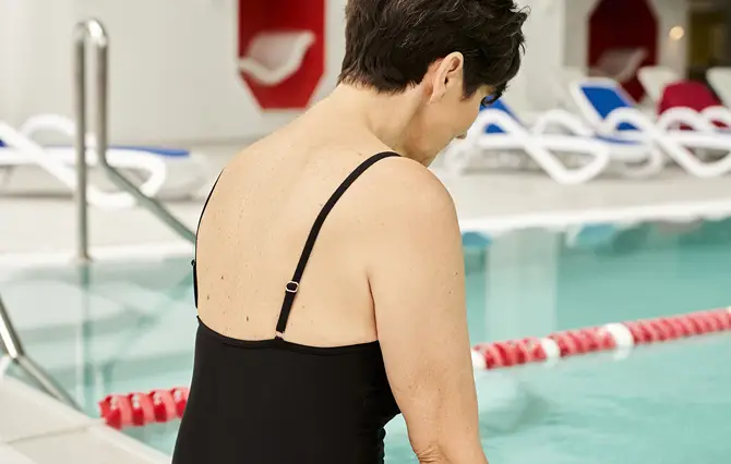 Donna che pratica il nuoto per mantenersi attiva in menopausa
