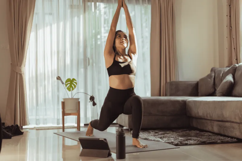 foto di ragazza che pratica yoga in salotto