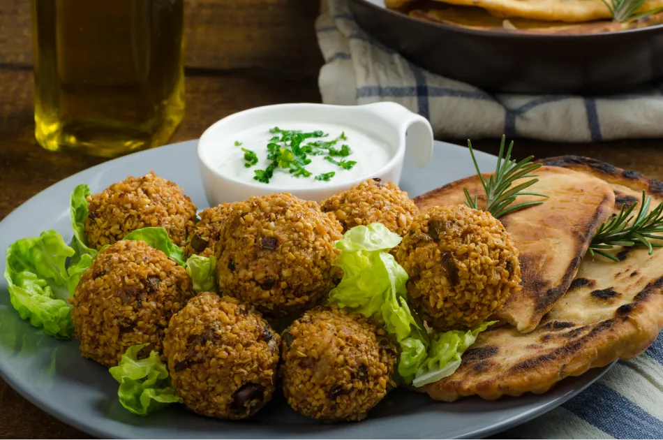 falafel vegano con yogurt