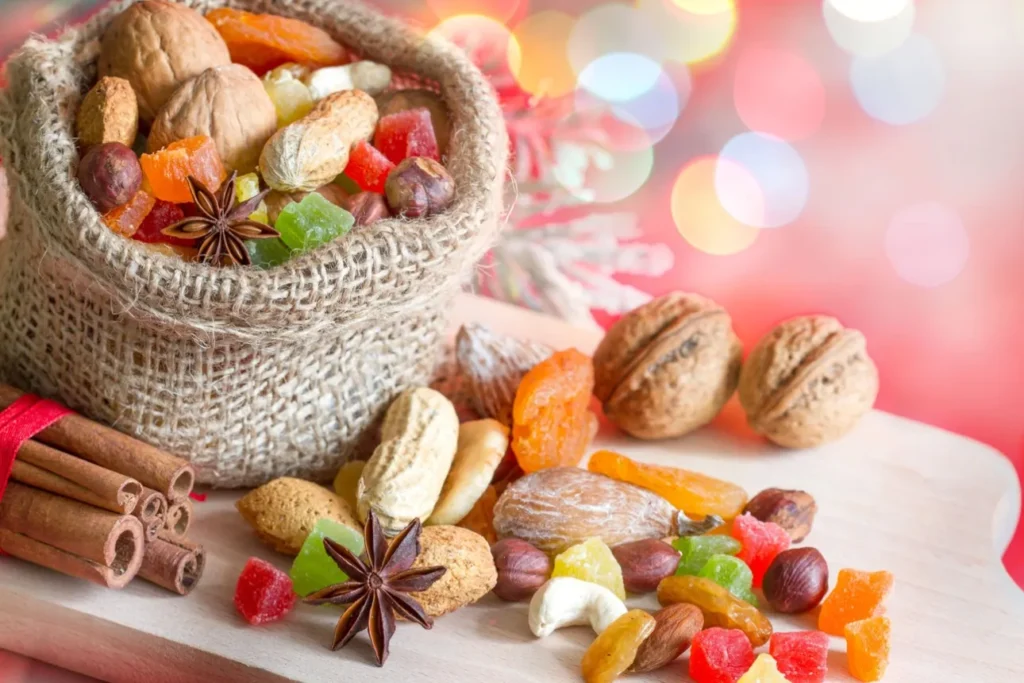 cesto e tavola con frutta secca per le feste natalizie