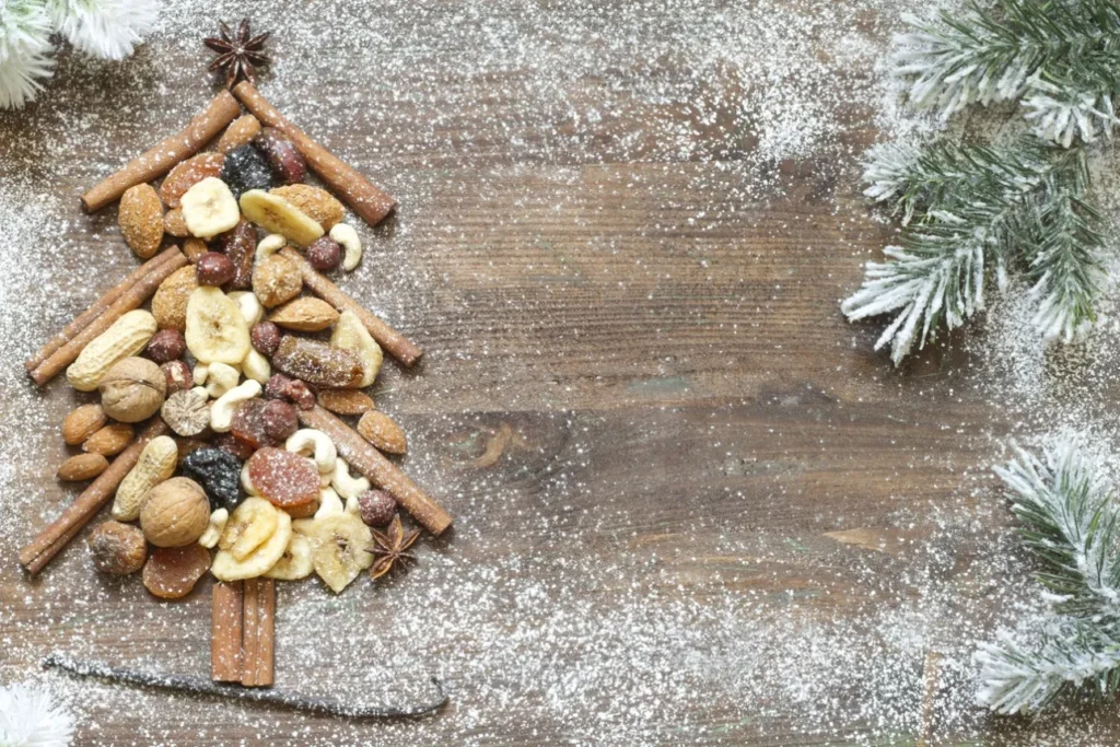 albero di natale composto da cannella e frutta secca e disidratata su tavolo