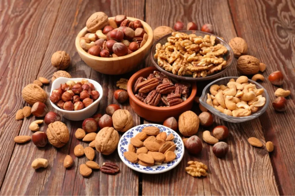 tavolo con ciotoline ripiene frutta secca di vario genere