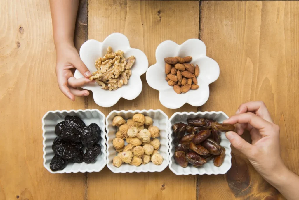 tavolo con ciotoline ripiene frutta secca e disidratata di vario genere