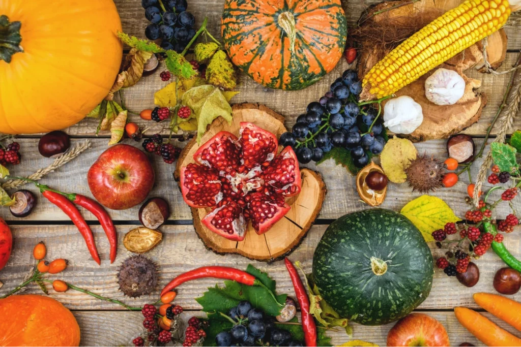 Frutta e verdura autunnale invitante e appetitosa