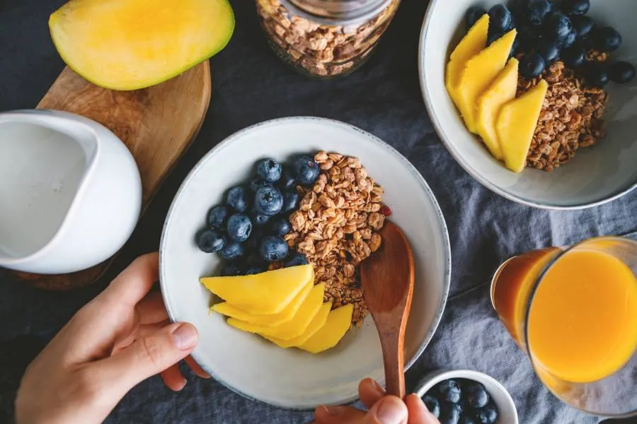 immagine di una bowl con cereali, mirtilli e mango