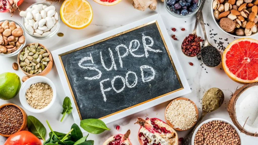 immagine di lavagna con la scritta superfood e cibi vari disposti attorno
