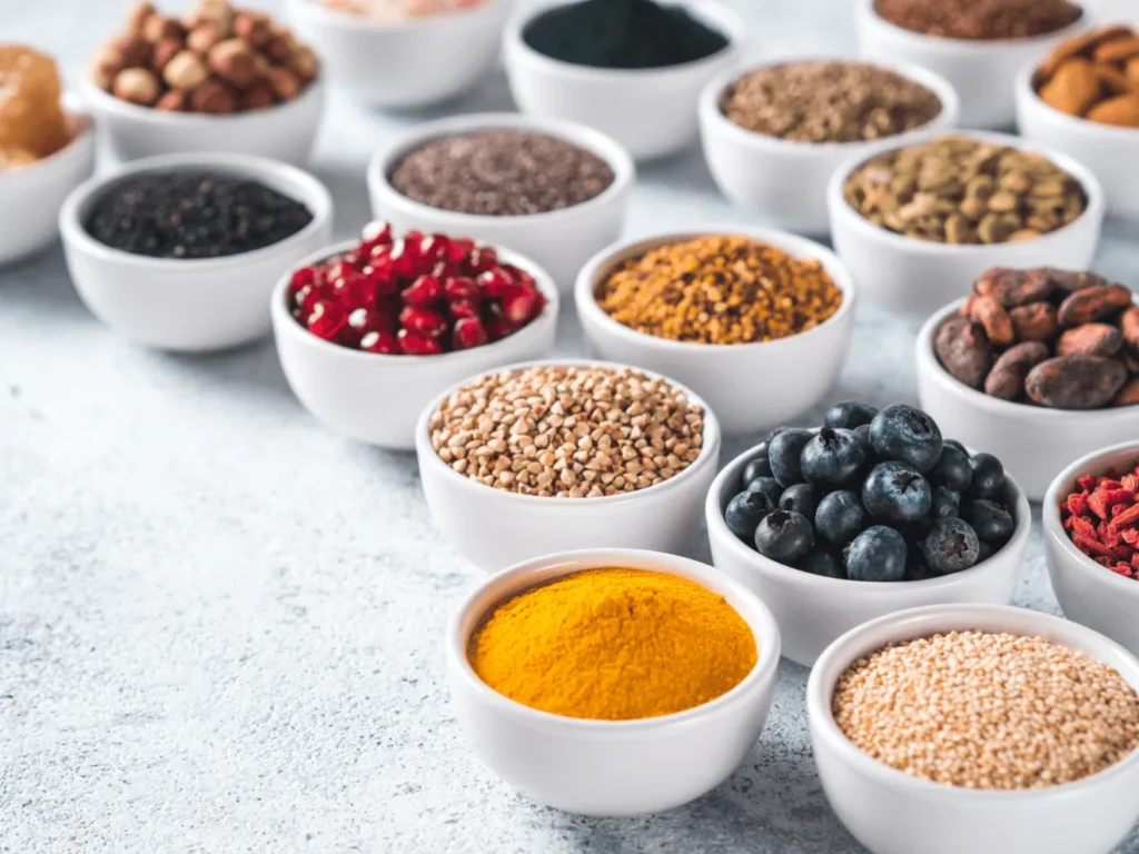 Immagini di ciotoline ripiene di diverse sostanze naturali