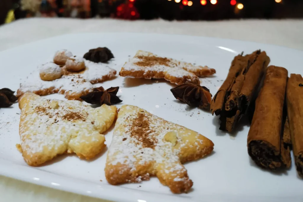 piatto con biscotti a forma di albero di natale alla cannella