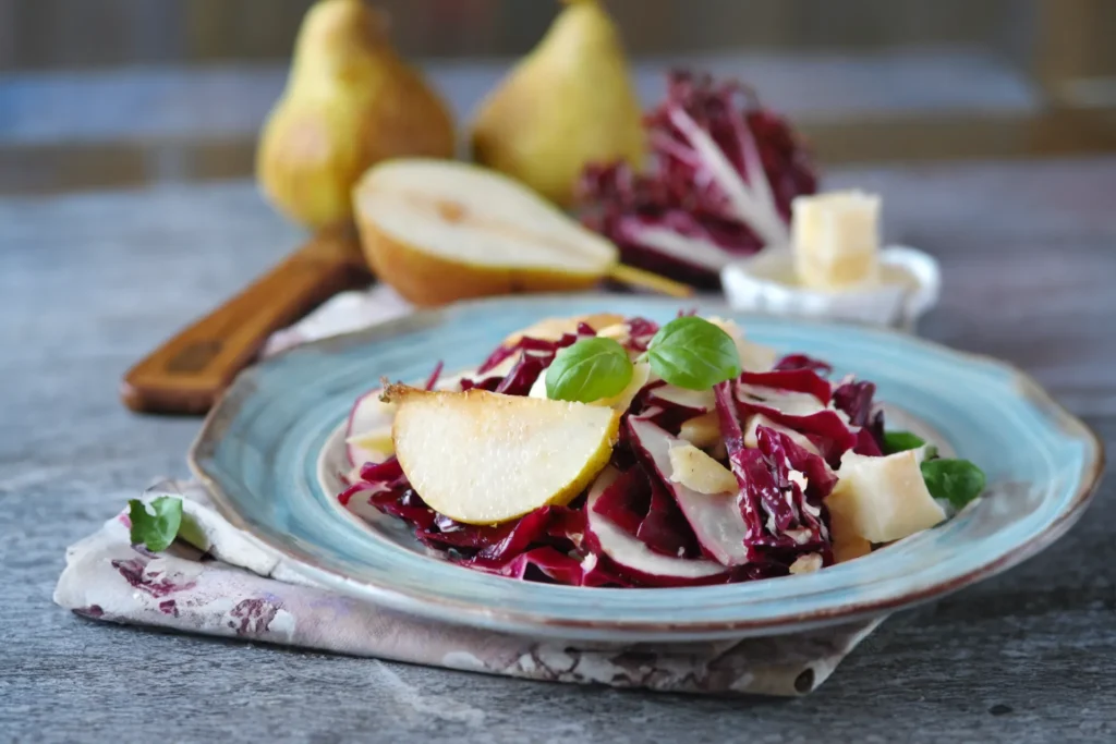 piatto con insalata di radicchio e pere