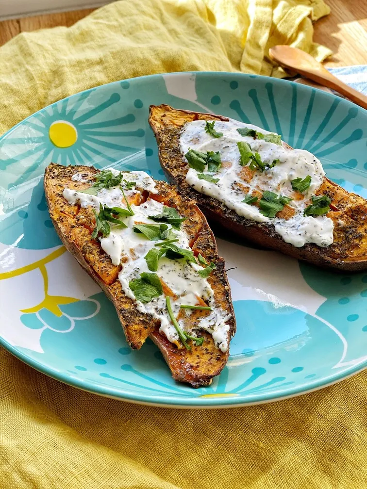 piatto di patate dolci arrostite con caprino e erbe aromatiche