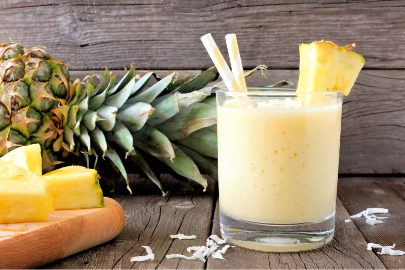 Bicchiere in vetro con frullato di ananas