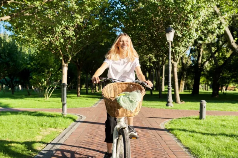 Donna che va in bicicletta per mantenersi in forma