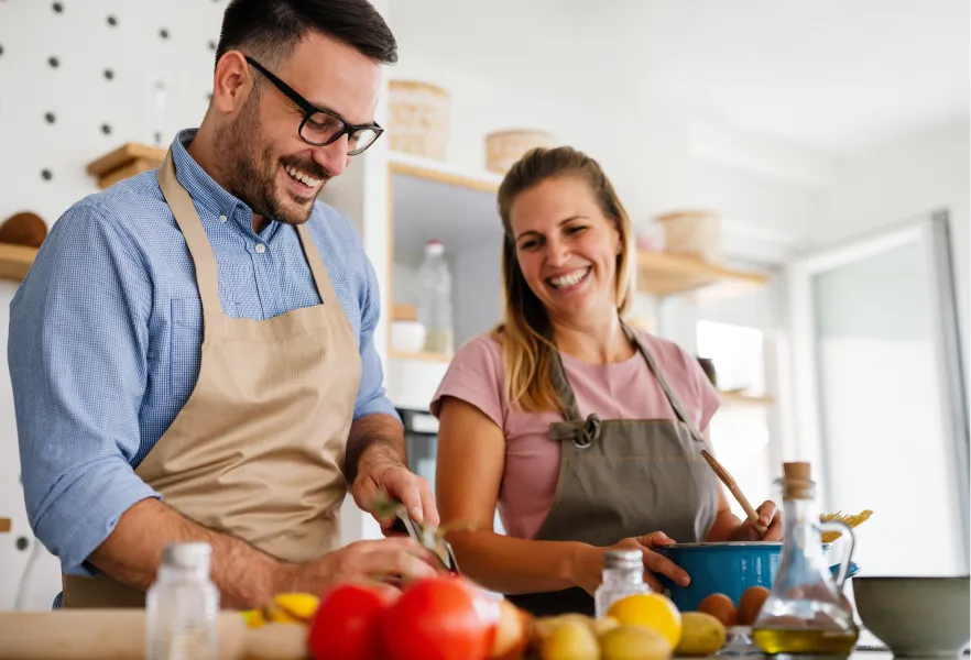 coppia che cucina insieme
