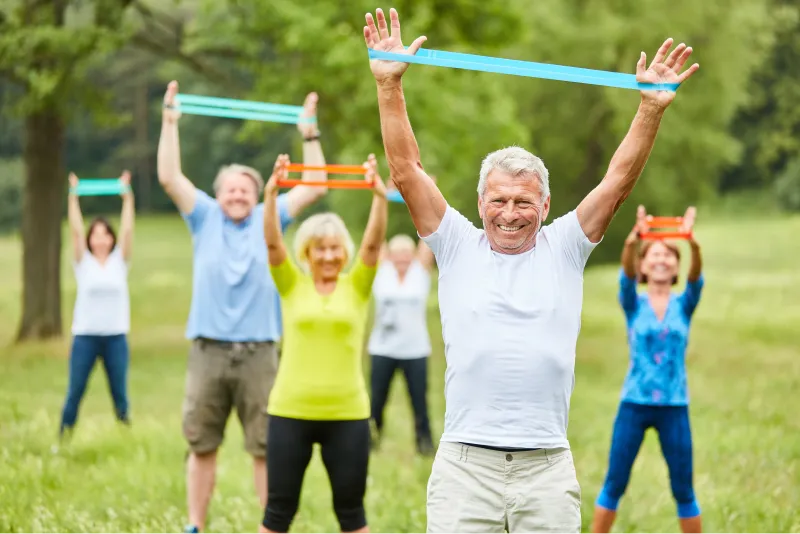 Gruppo di persone anziane che fa sport all'aperto