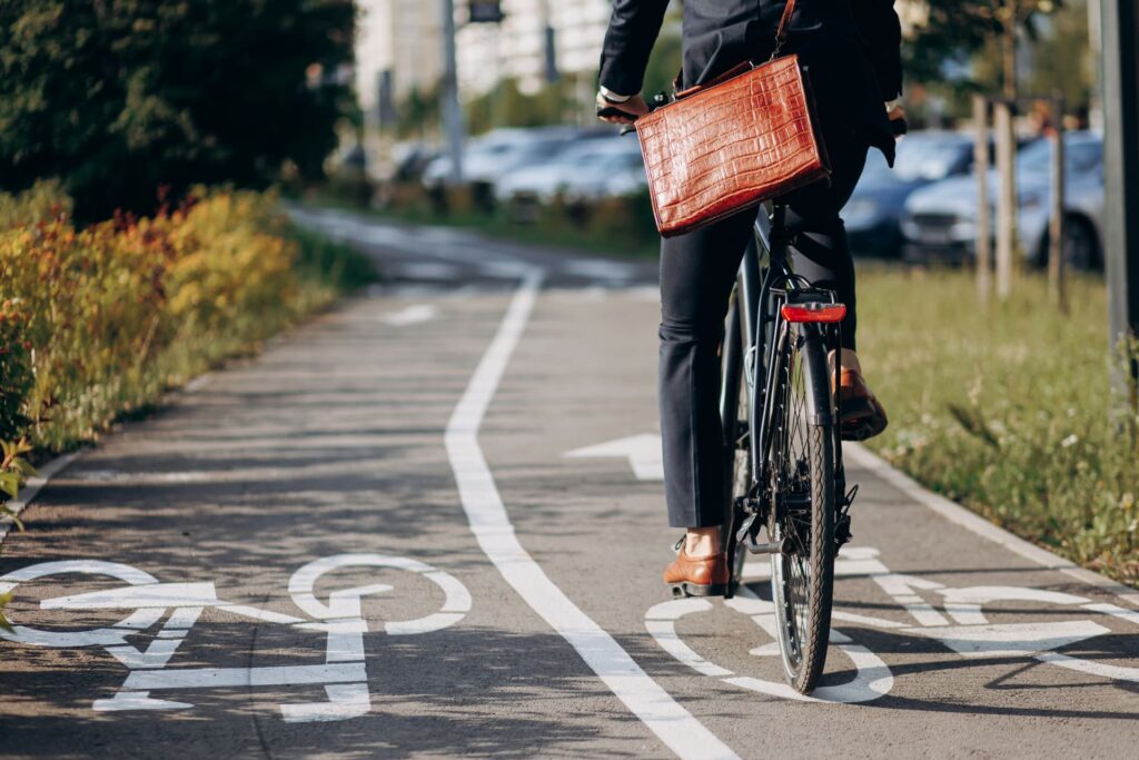 Dettaglio bicicletta che corre su pista ciclabile.